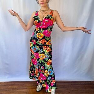 Vintage 1970s floral maxi dress with a V-neckline. Women size  XS.